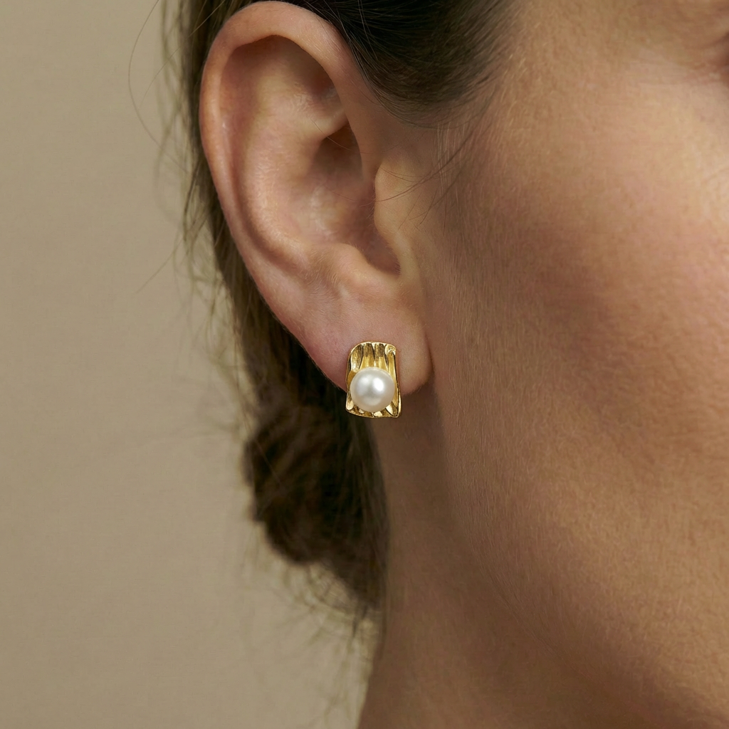Gold earring with pearl 