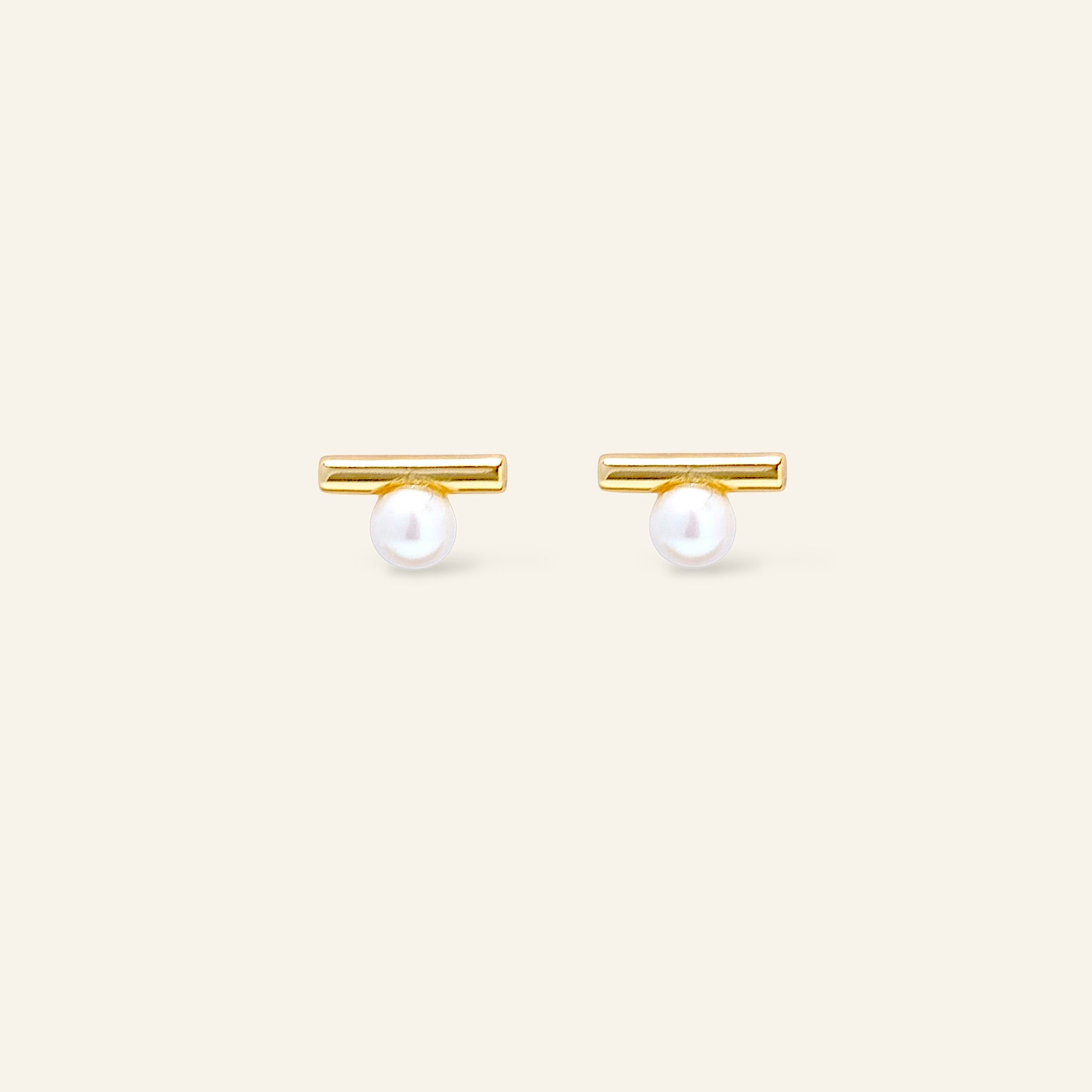 Pair of pearl earrings with gold bars 