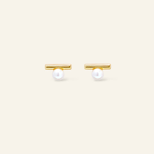 Pair of pearl earrings with gold bars 