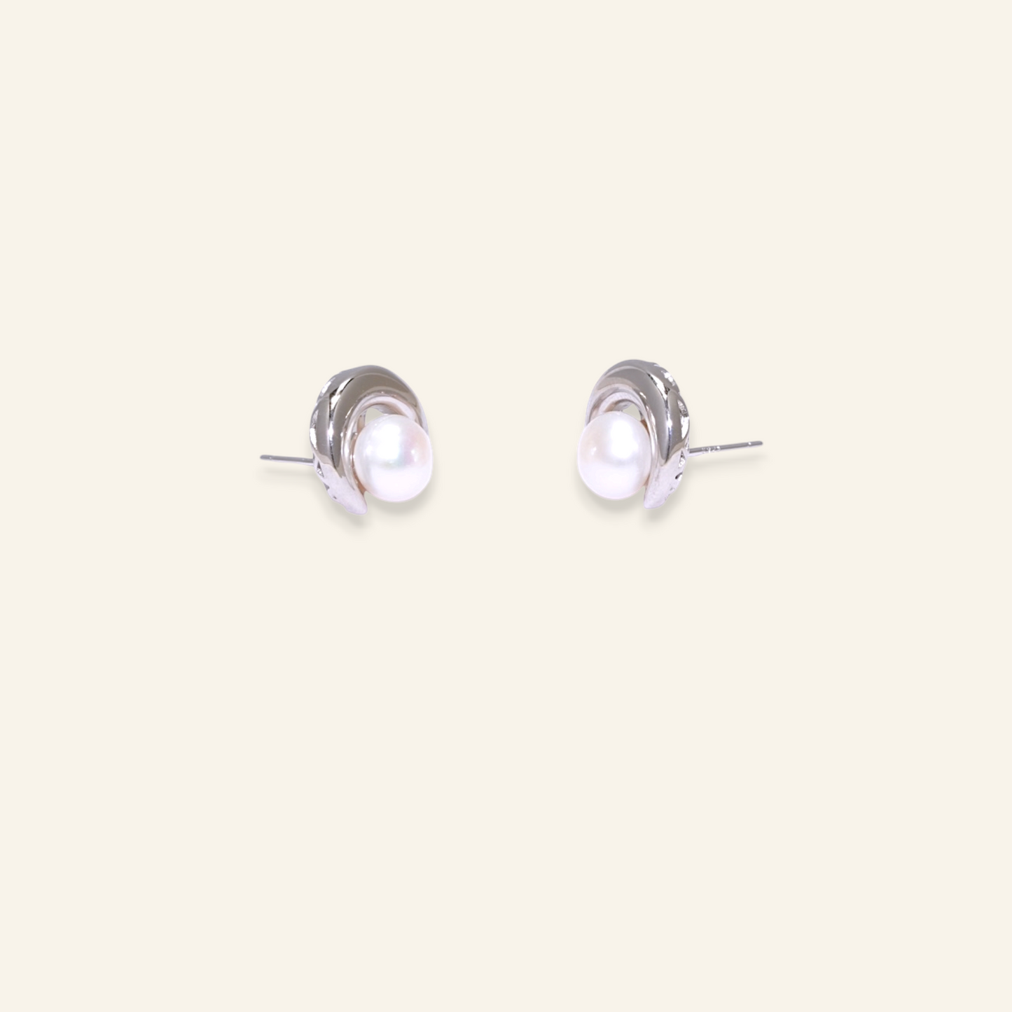 Pair of silver earrings with a pearl center 