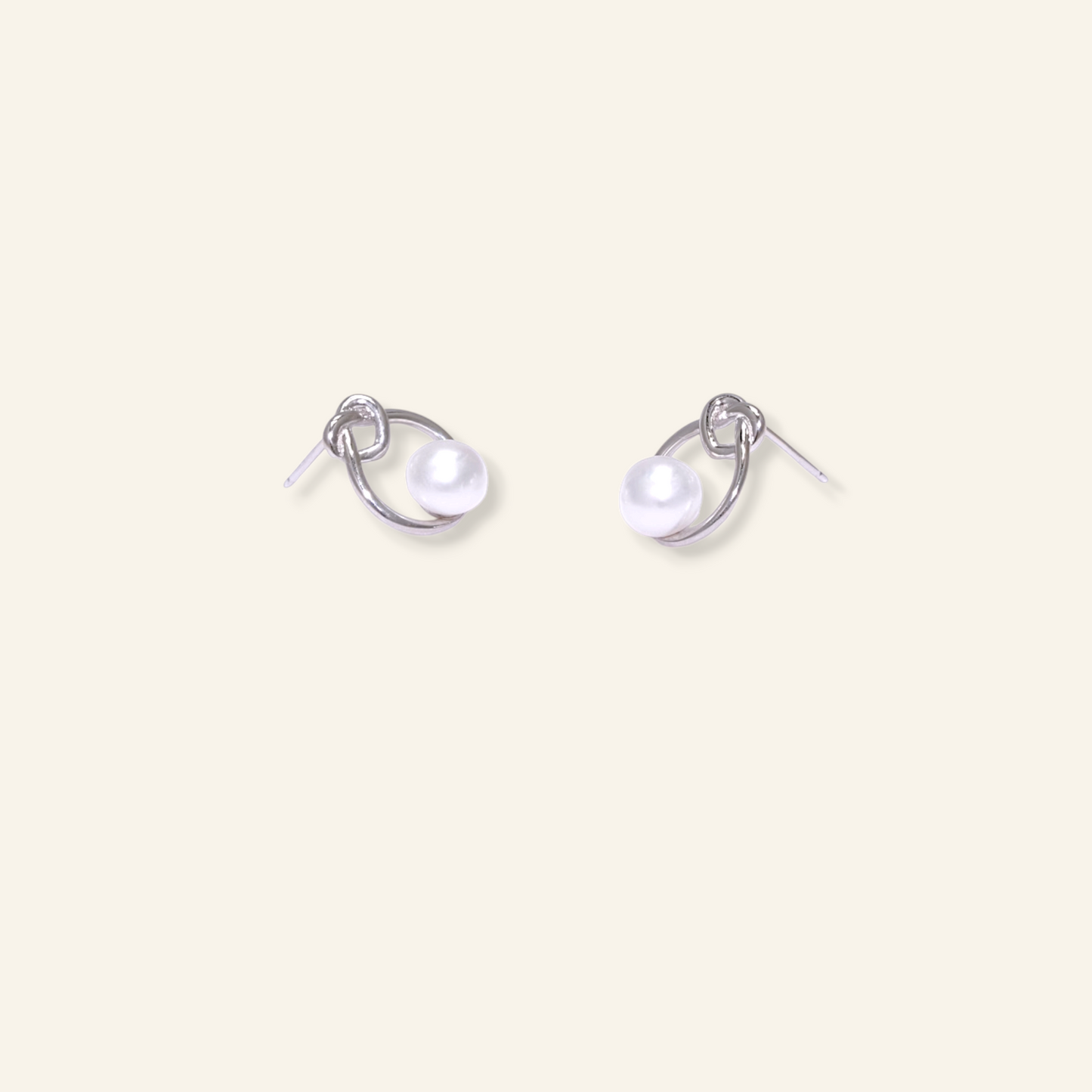 Pair of silver earrings with freshwater pearl