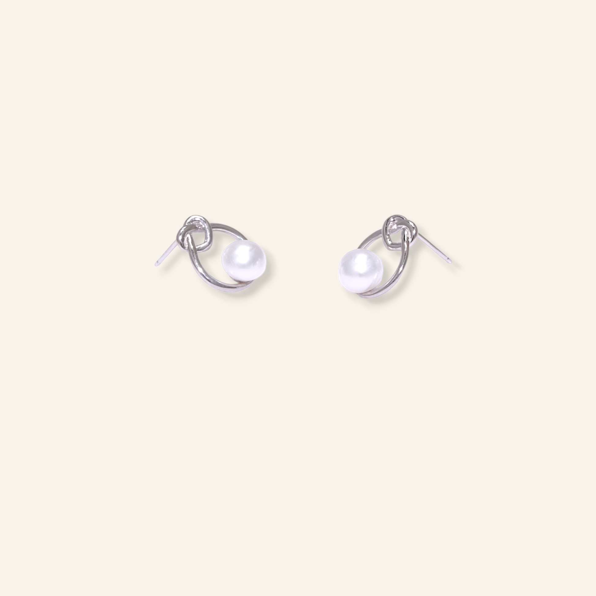 Pair of silver earrings with freshwater pearl