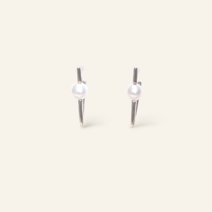 Pair of pearl earrings 