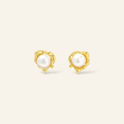 Gold earrings with pearl 