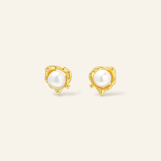 Gold earrings with pearl 