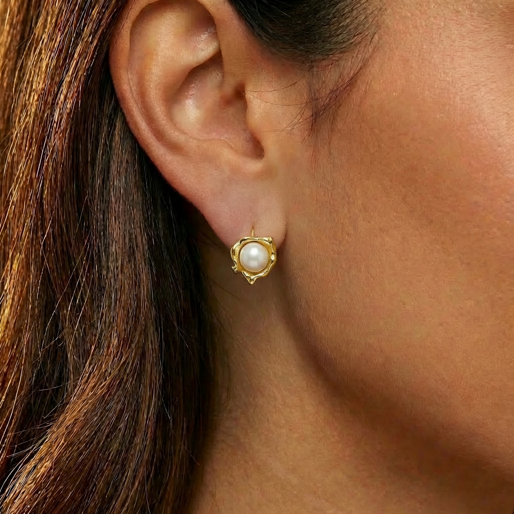 Gold earring with a pearl 