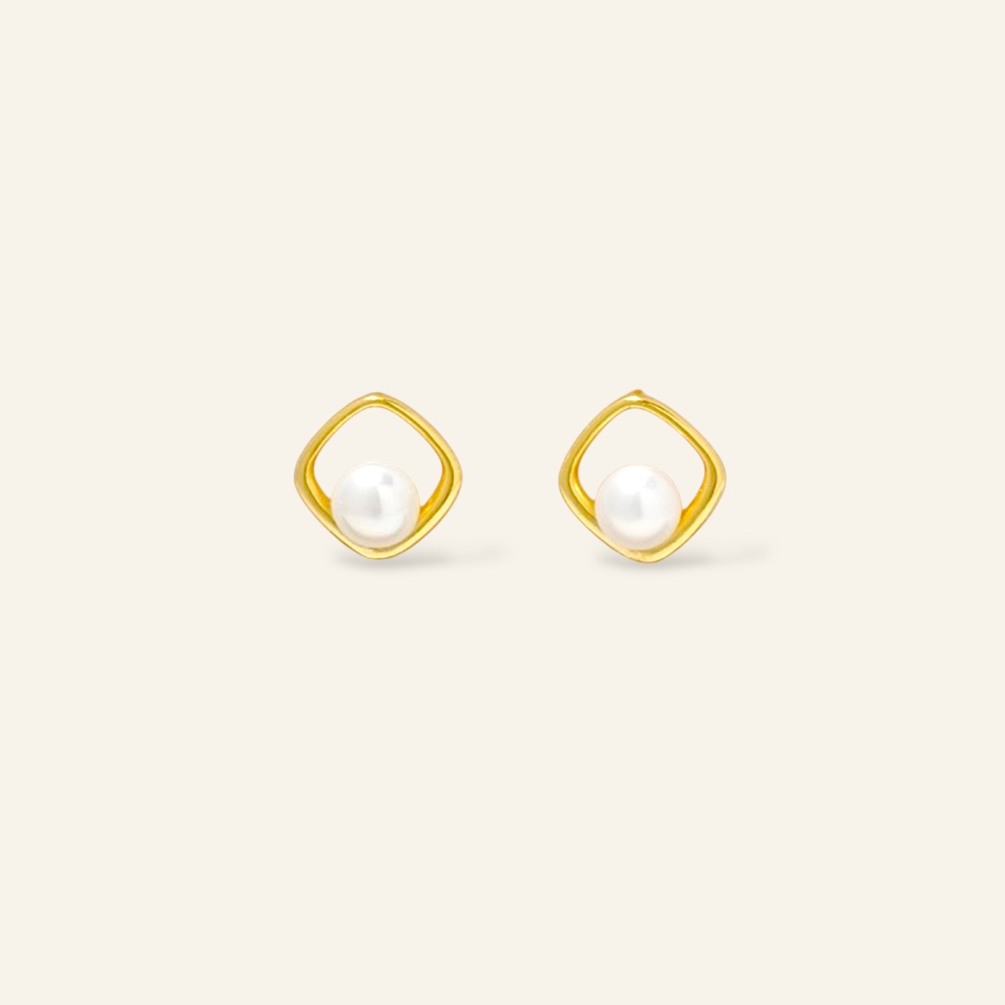 Gold earrings with pearl center 