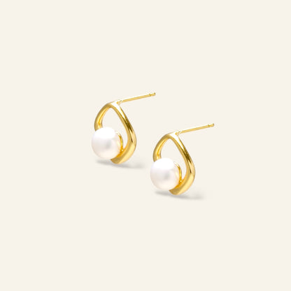 Gold earrings with pearls 