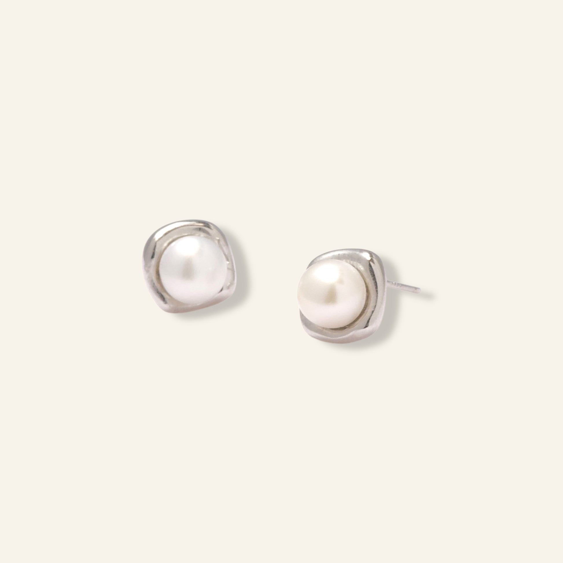 Pair of silver earrings with pearl 