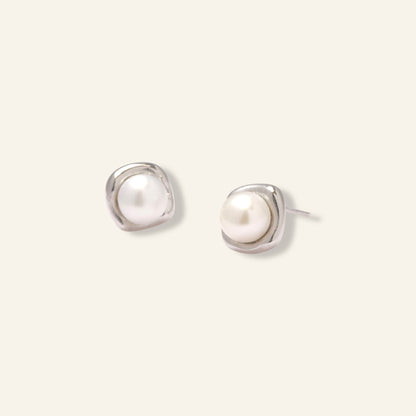 Pair of silver earrings with pearl 