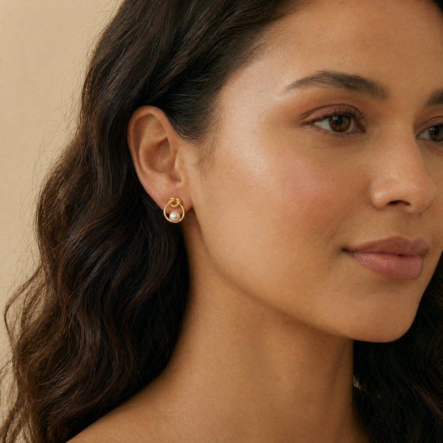 model wear freshwater pearl jewelry