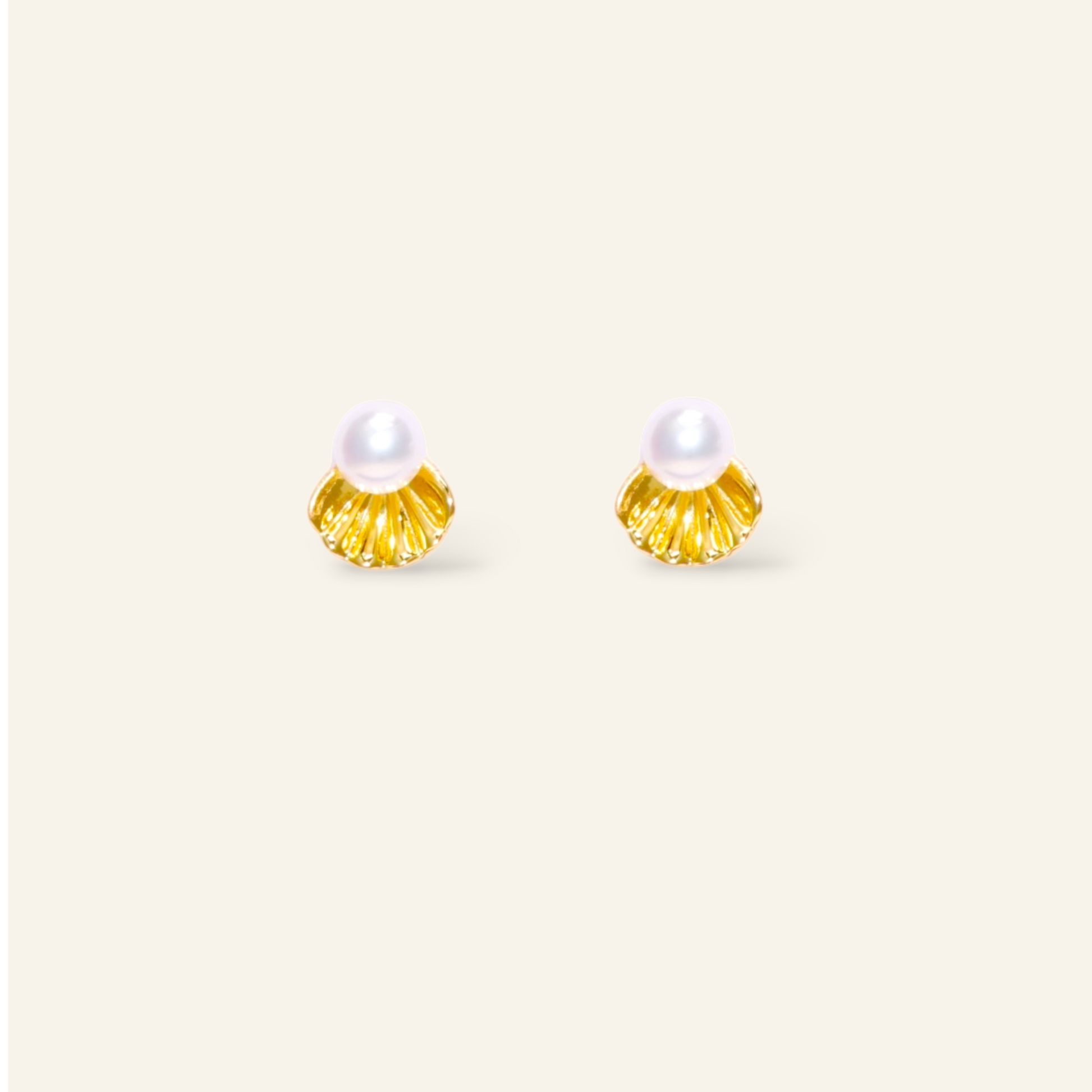 Pair of earrings with pearl