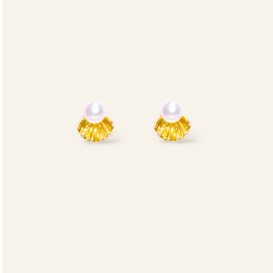 Pair of earrings with pearl