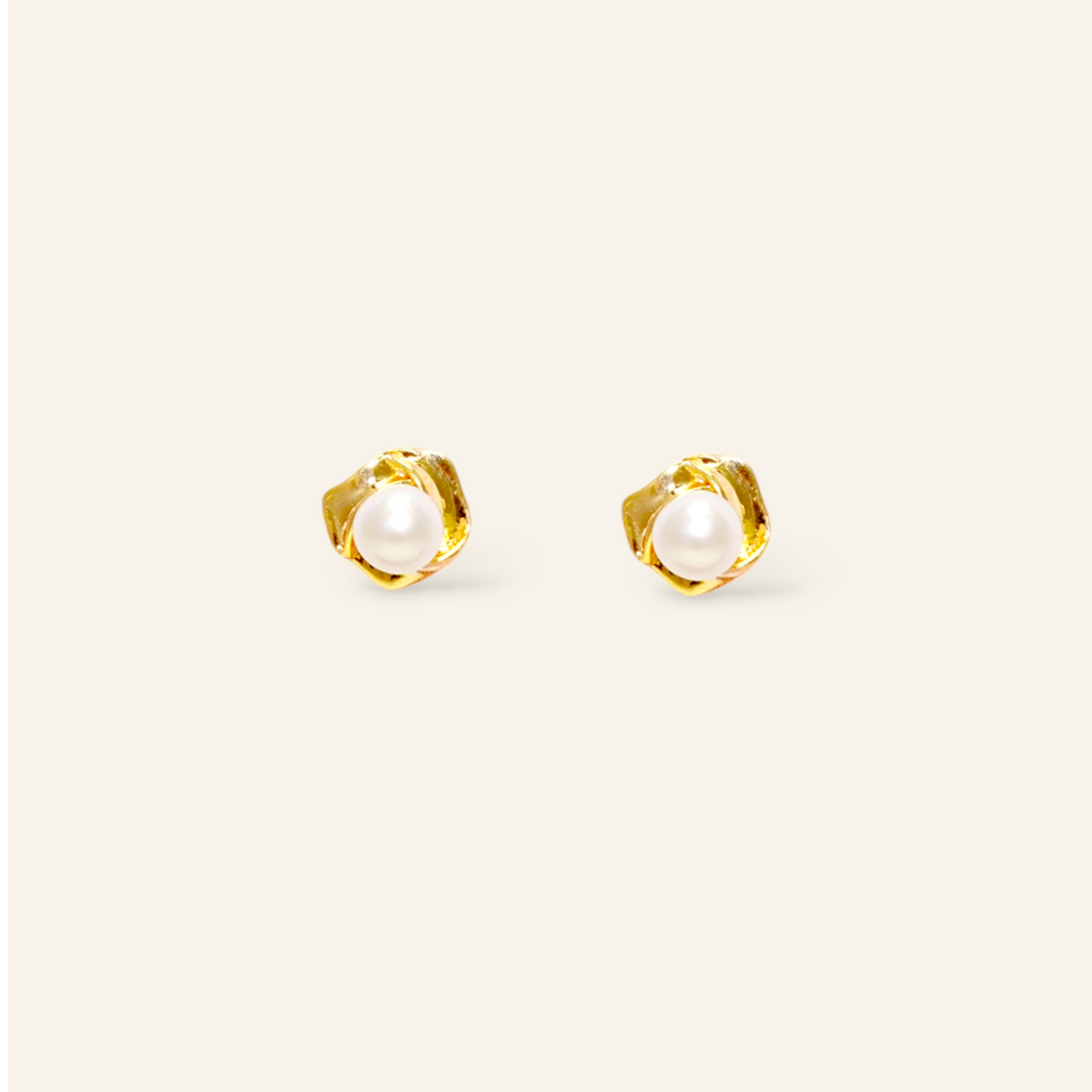 Pearl Bloom freshwater pearl stud earrings in gold