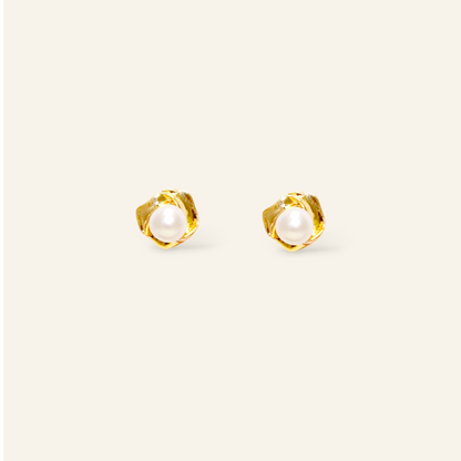 Pearl Bloom freshwater pearl stud earrings in gold
