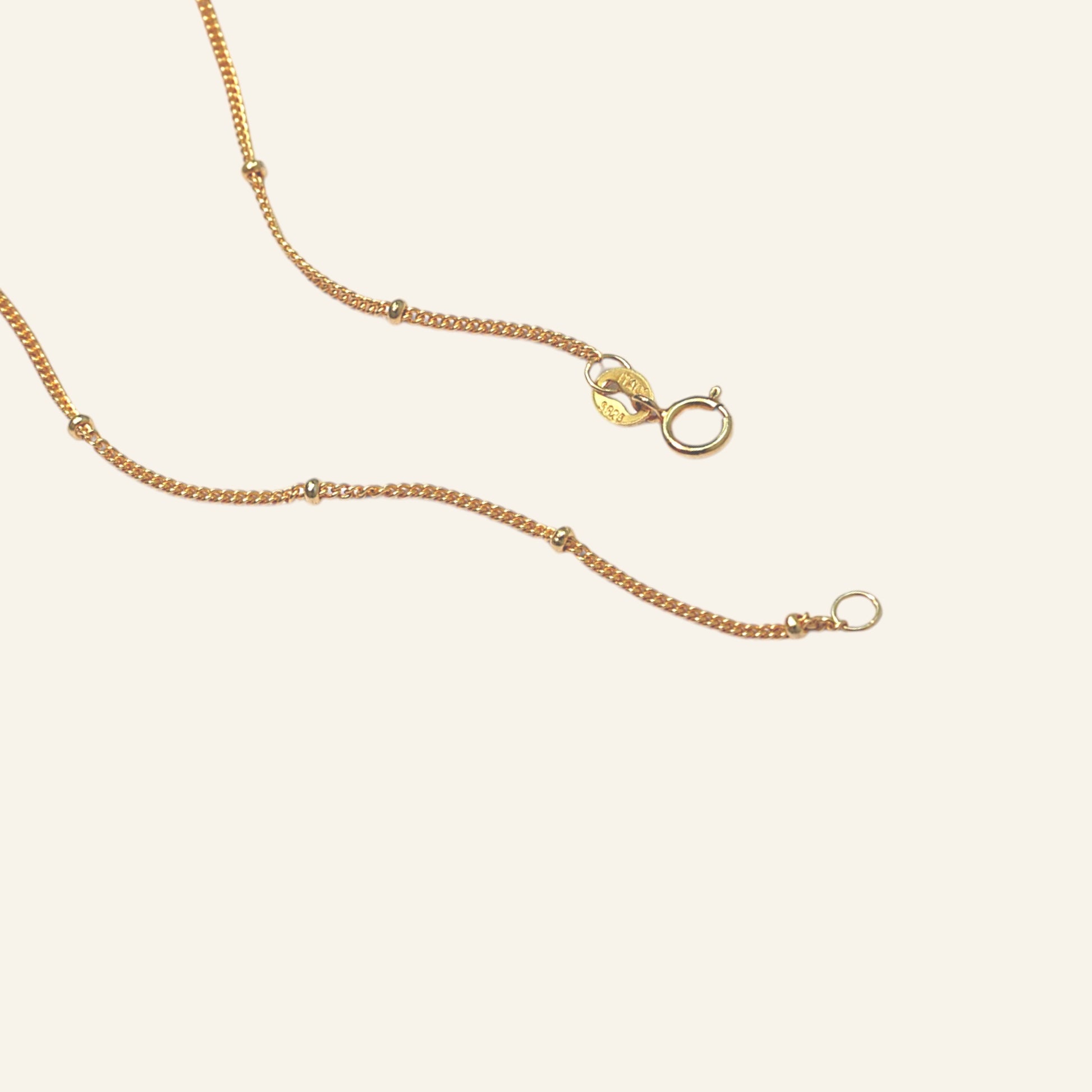 detail classic pearl necklace