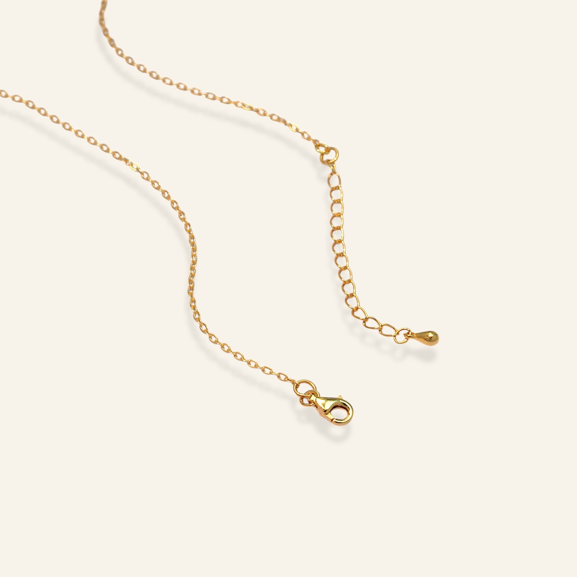 detail minimal pearl necklace