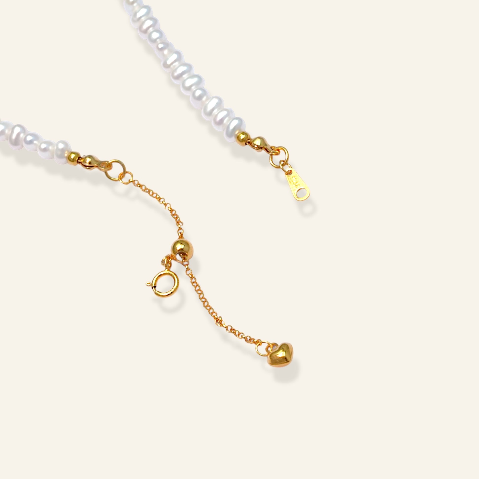 detail minimal pearl necklace