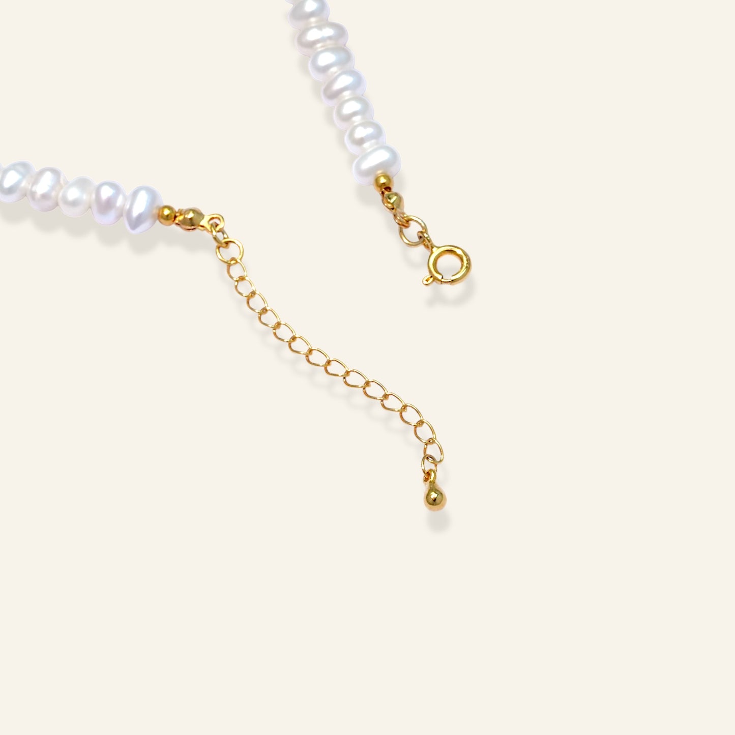 detail pearl necklace