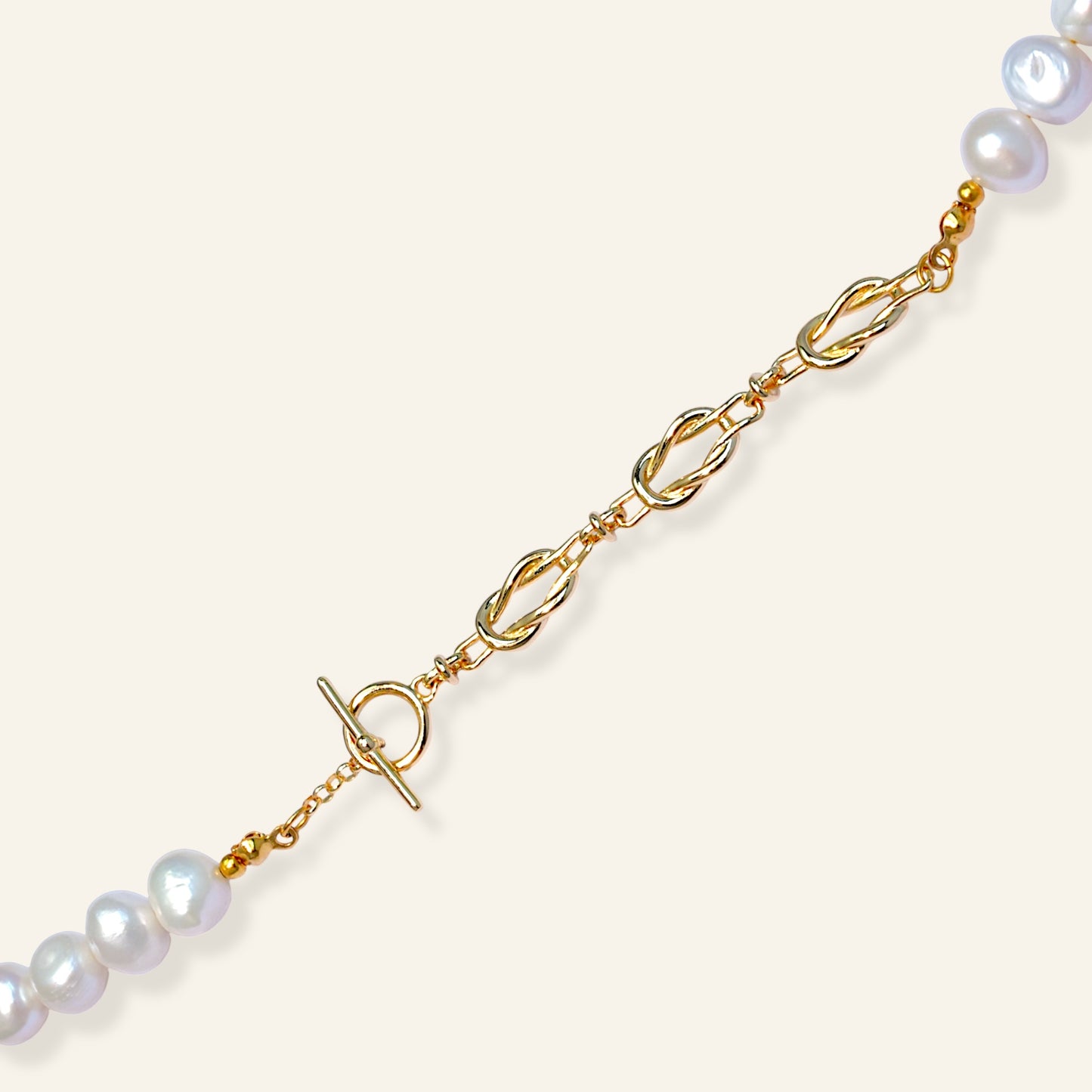 Pearl necklace with gold chain 
