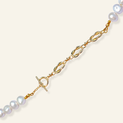 Pearl necklace with gold chain 