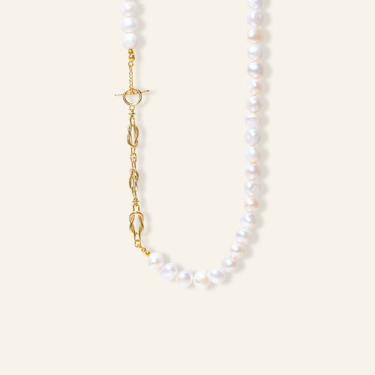 Pearl necklace with a gold chain 