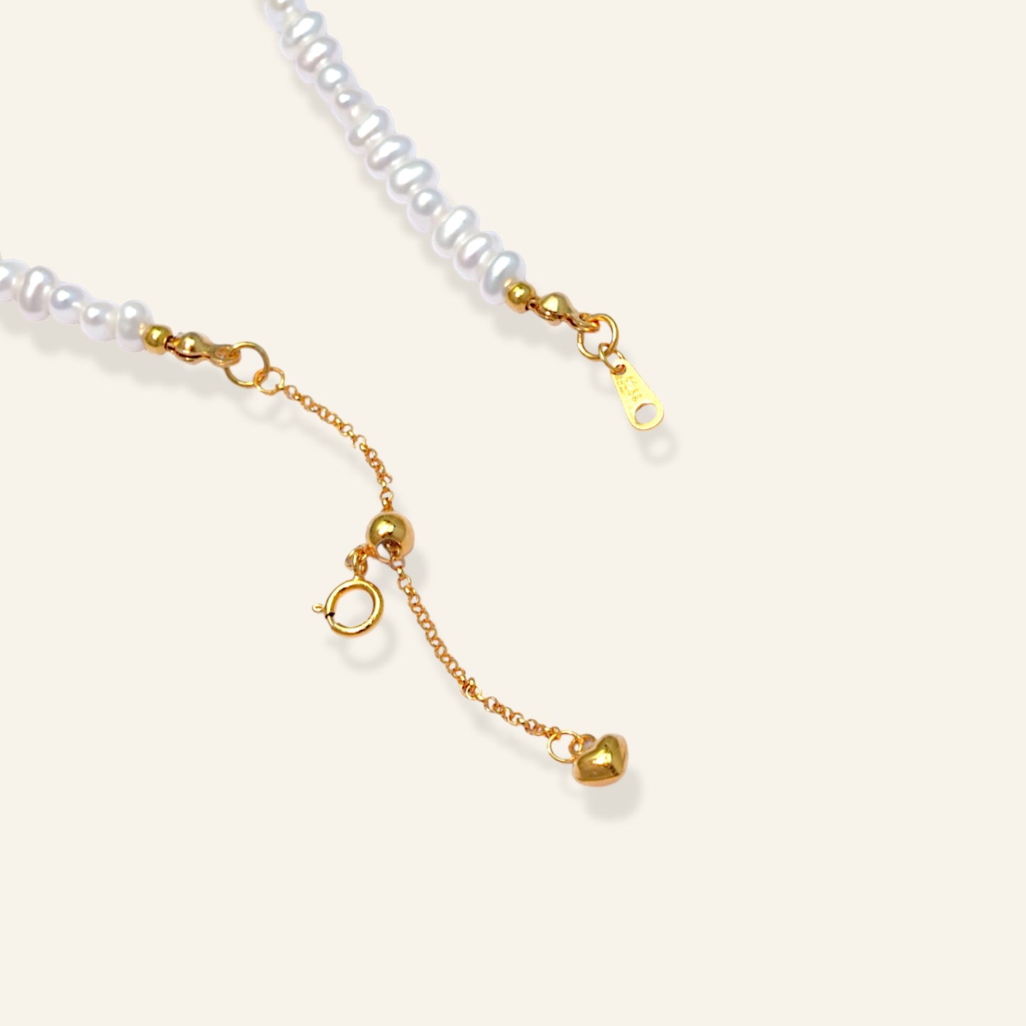 detail pendant pearl necklace