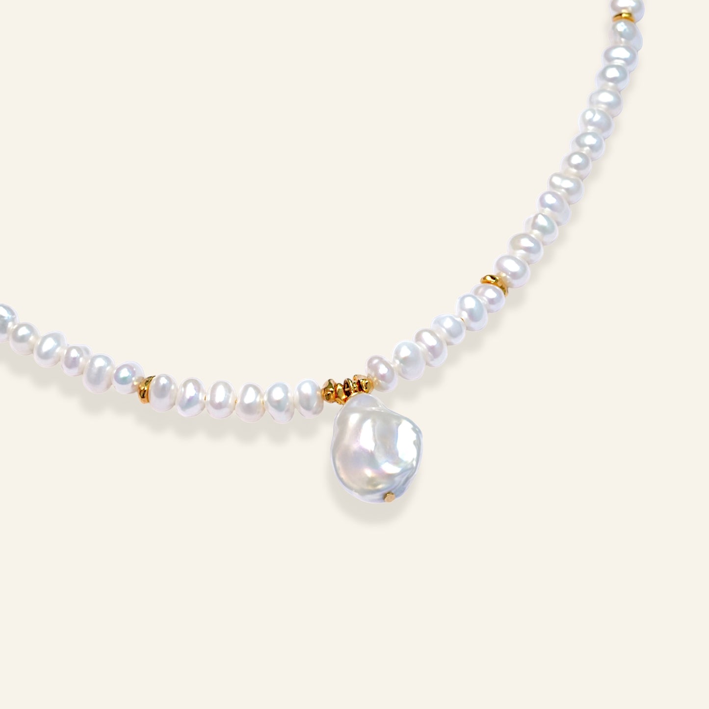 Pearl necklace with a teardrop-shaped pearl pendant 