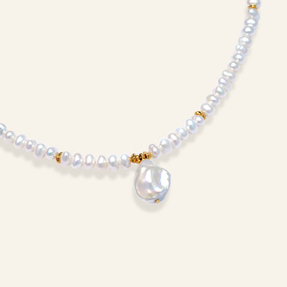 Pearl necklace with a teardrop-shaped pearl pendant 