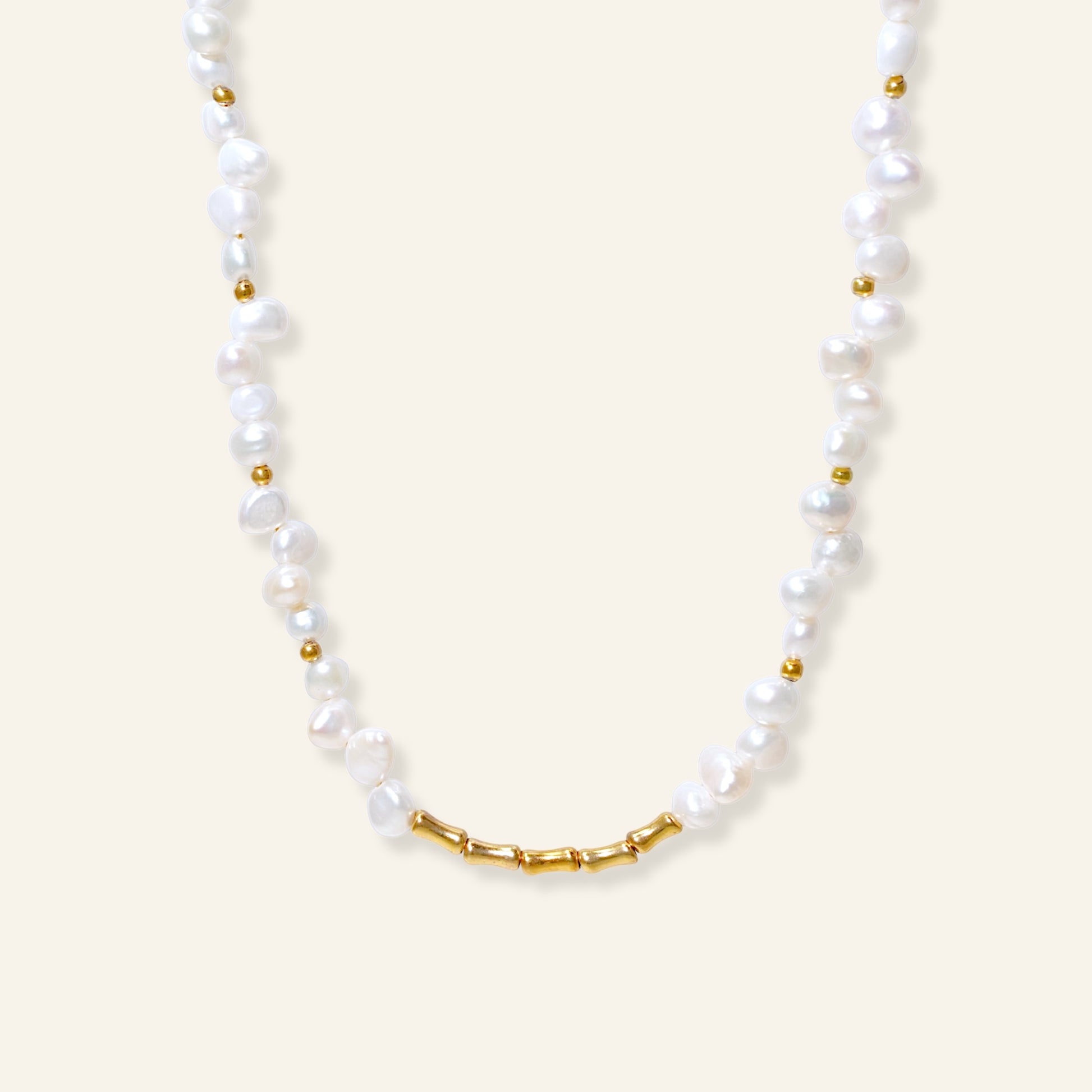 Pearl necklace with gold accents o