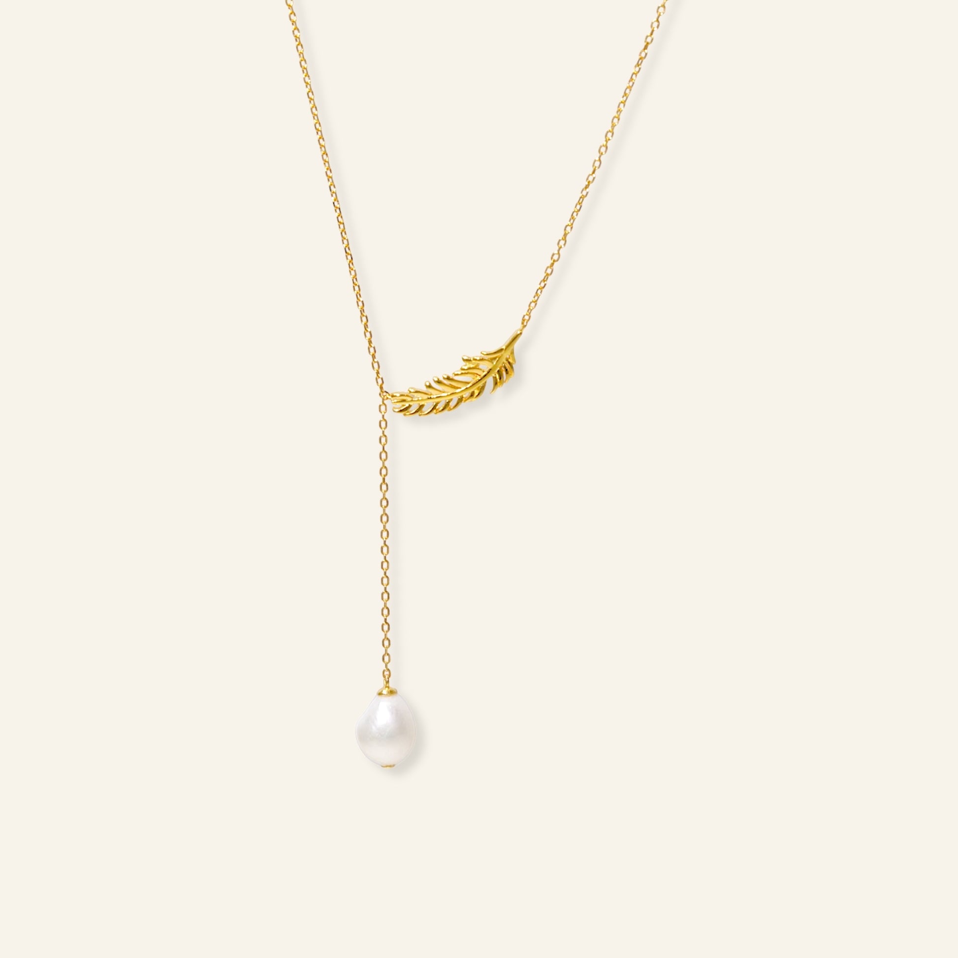 Gold necklace with a pearl endant 
