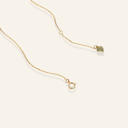 detail fine pearl necklace