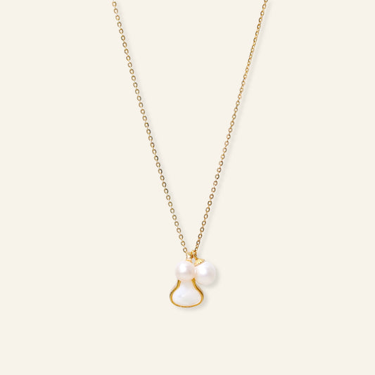 Gold necklace with a pearl pendant 