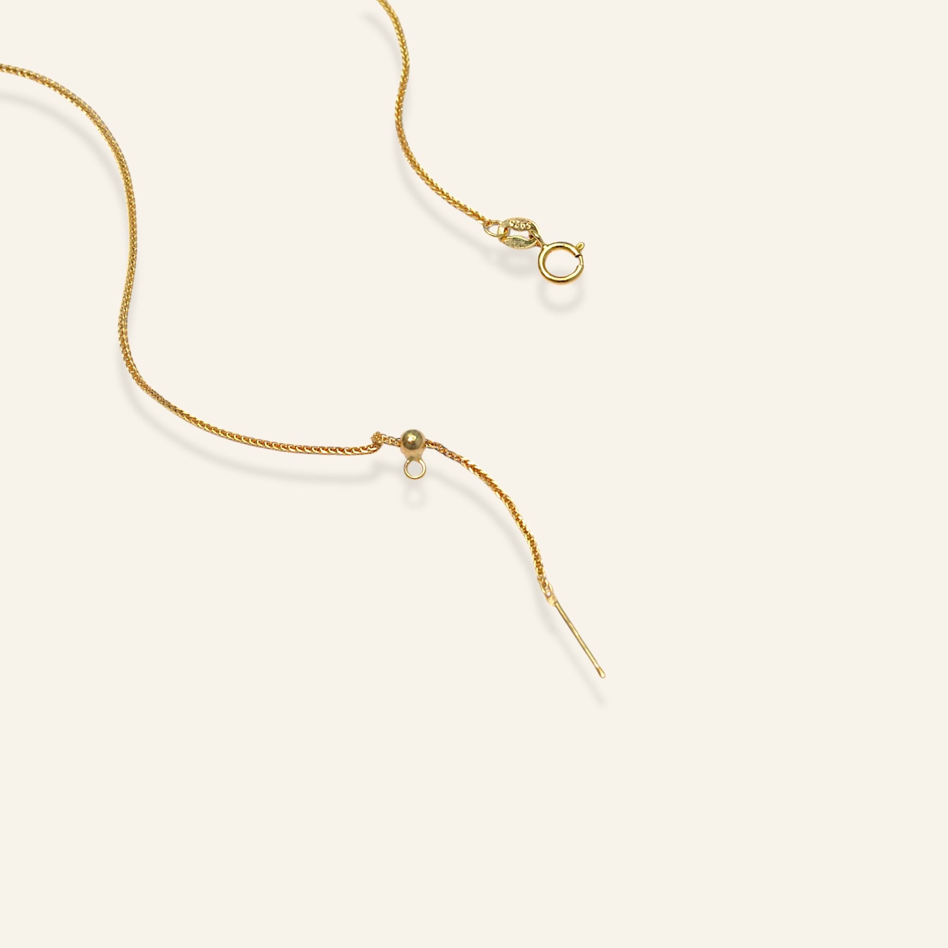 detail pearl necklace