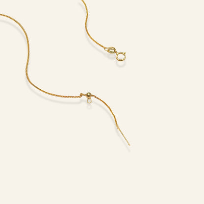 detail pearl necklace