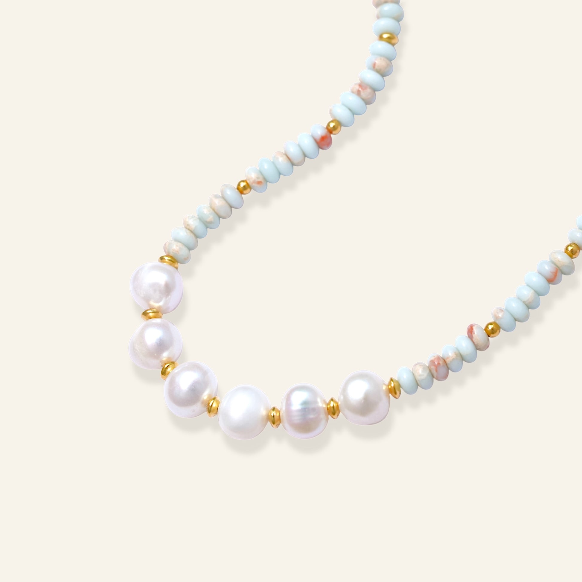 Necklace with pearls and blue beads