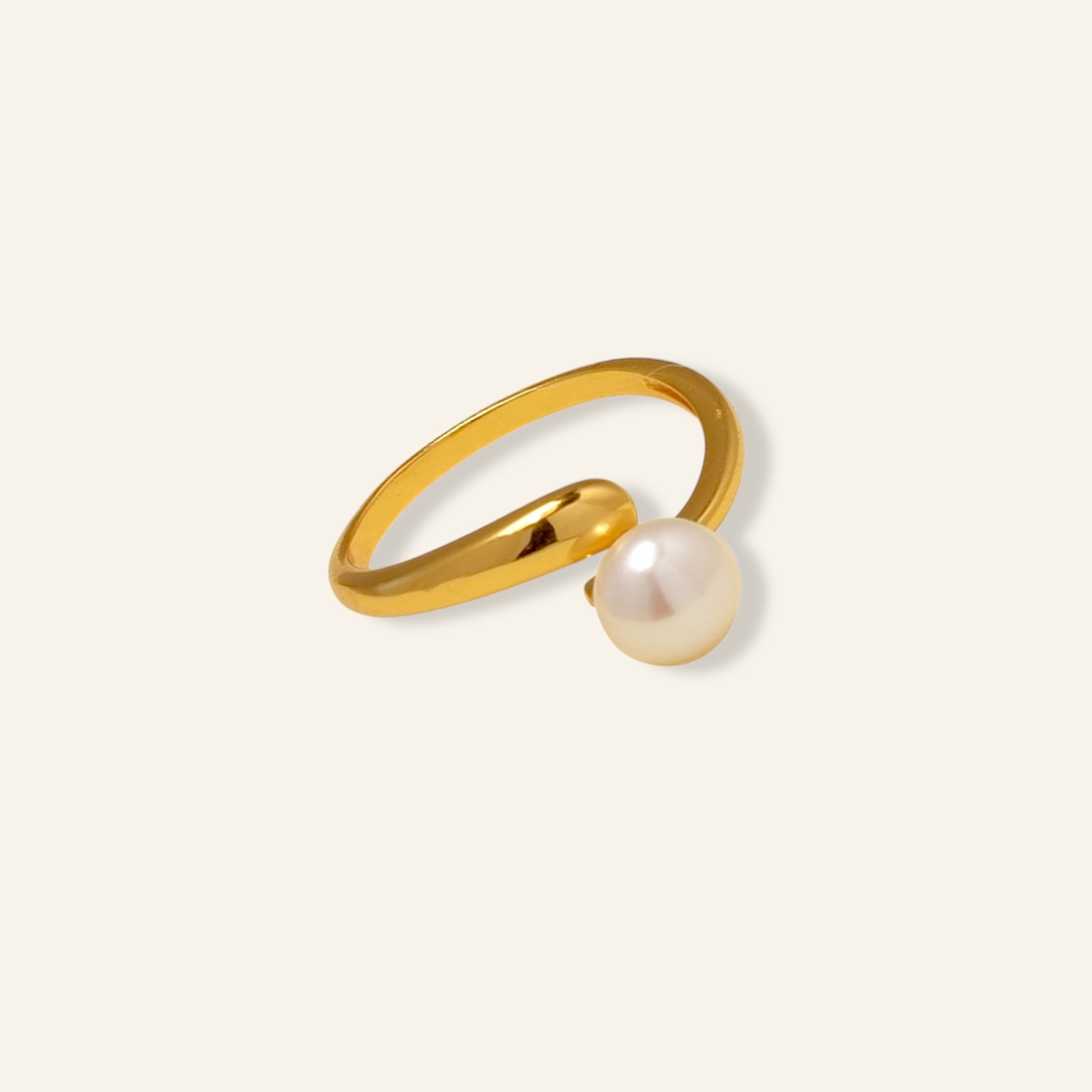 Gold ring with a pearl 