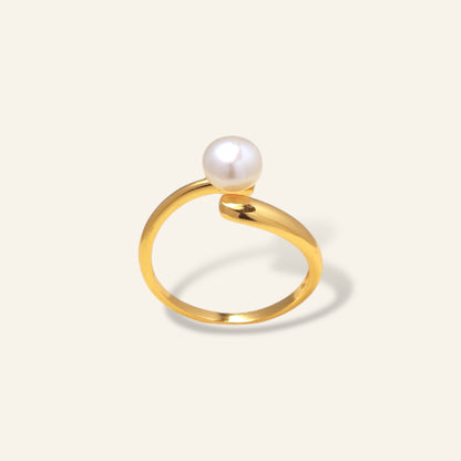 Gold ring with a pearl 