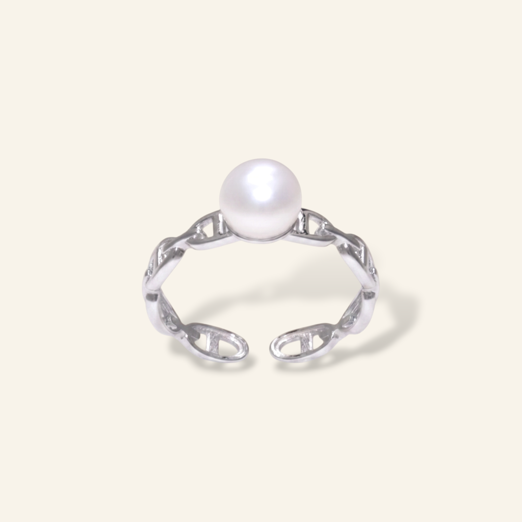 Silver ring with a pearl 