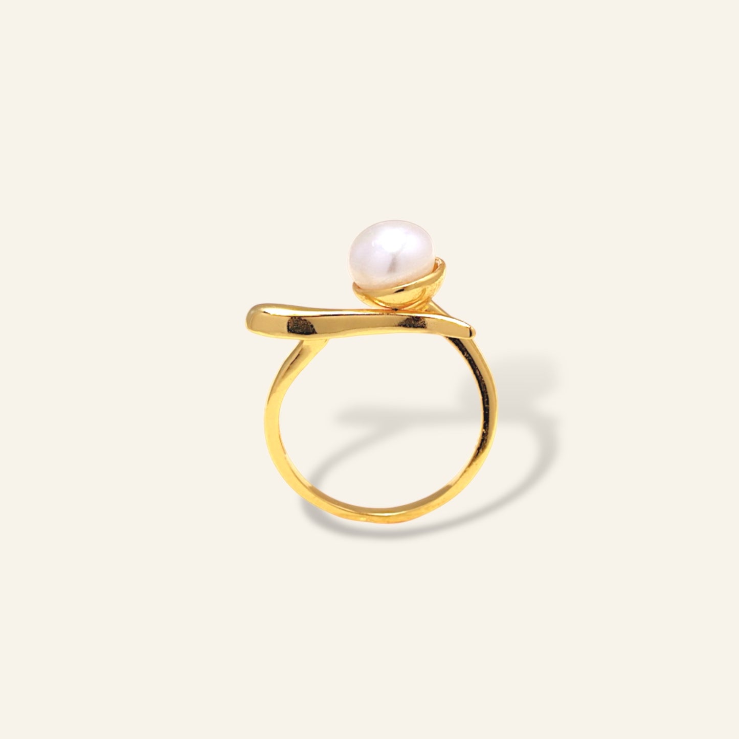 Gold ring with a pearl 