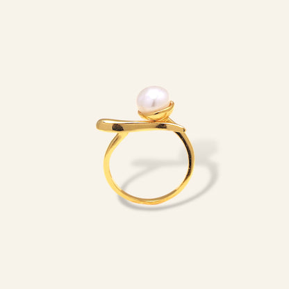 Gold ring with a pearl 
