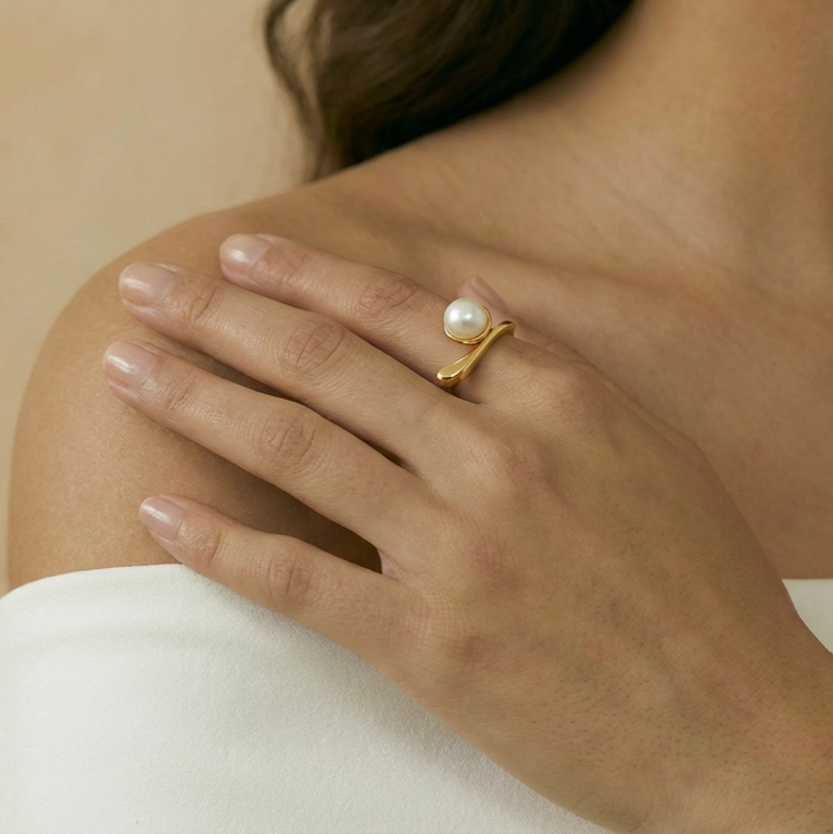 Gold ring with a pearl 