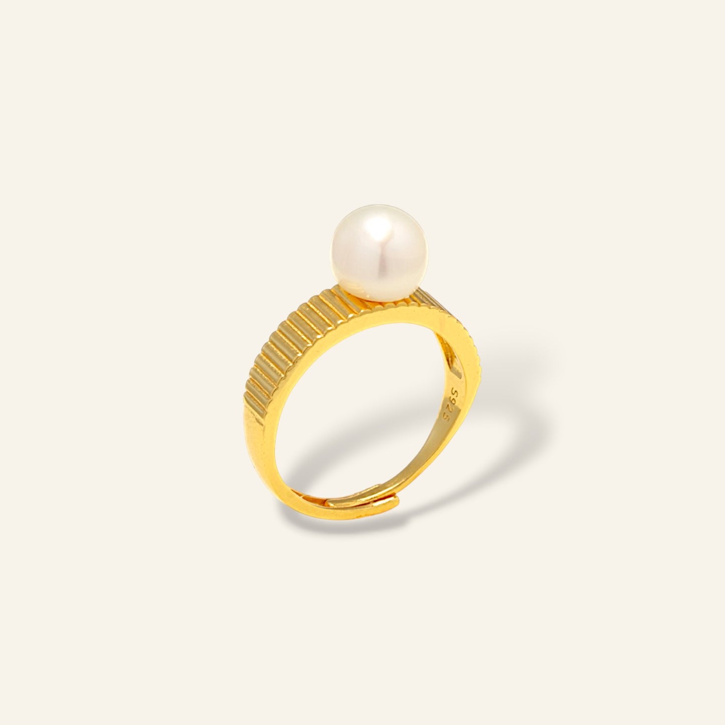 Gold ring with a pearl 