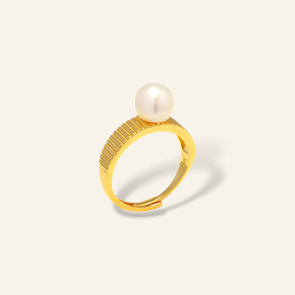 Gold ring with a pearl 
