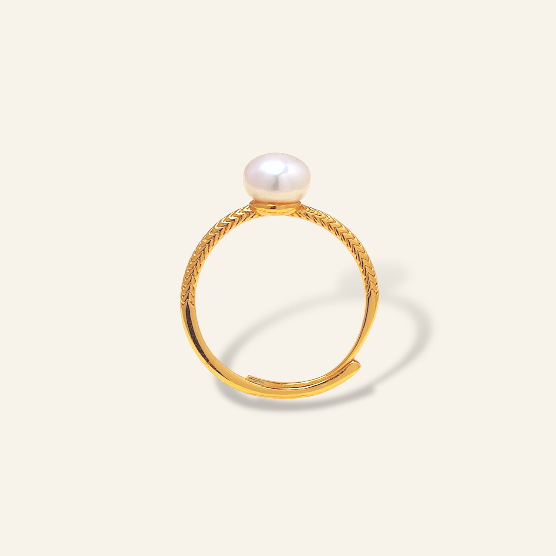 Gold ring with a pearl 
