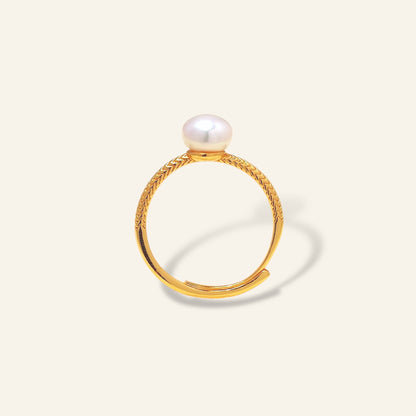 Gold ring with a pearl 
