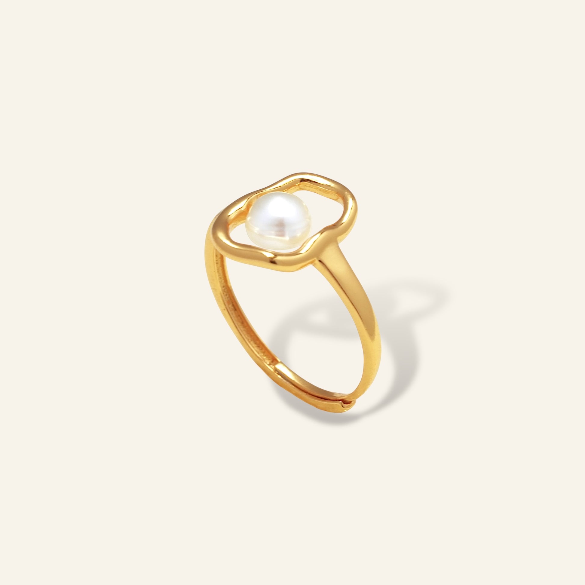 Gold ring with a pearl 