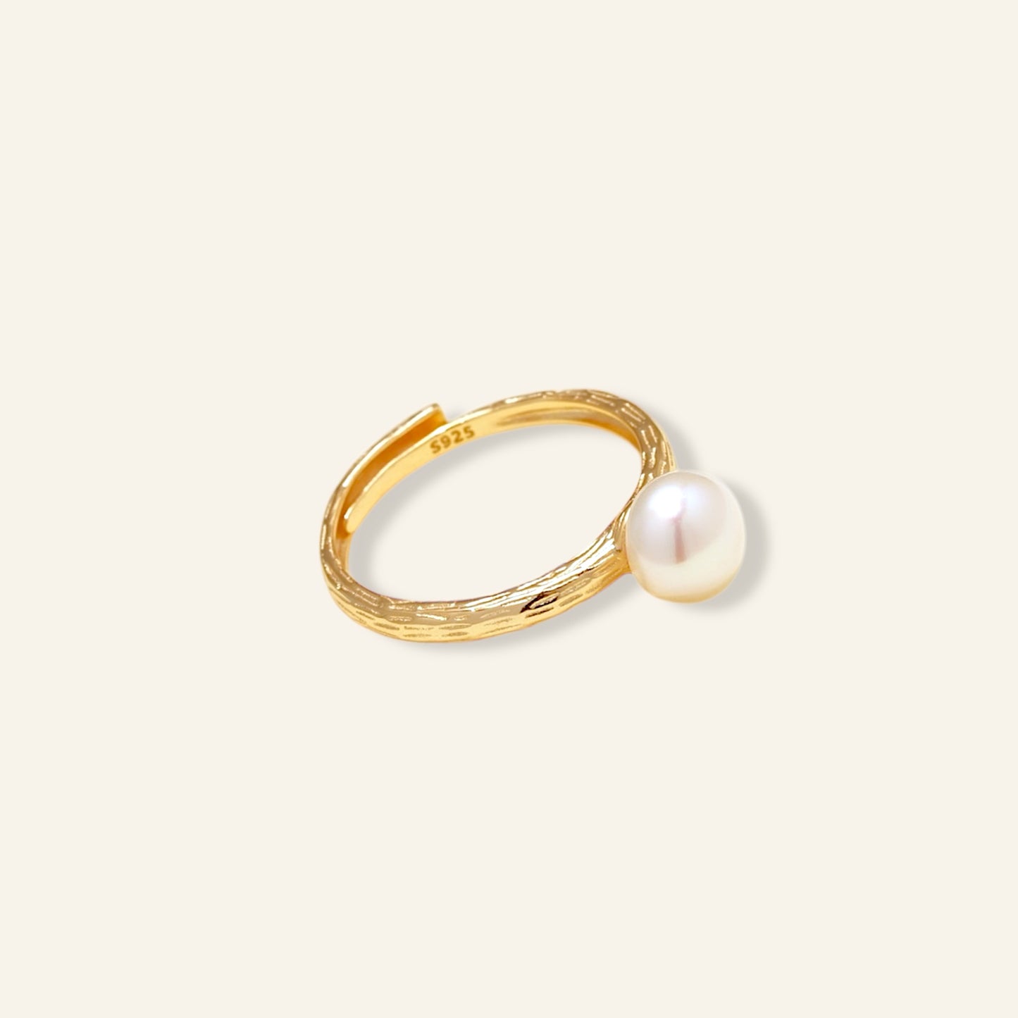 Gold ring with a pearl 