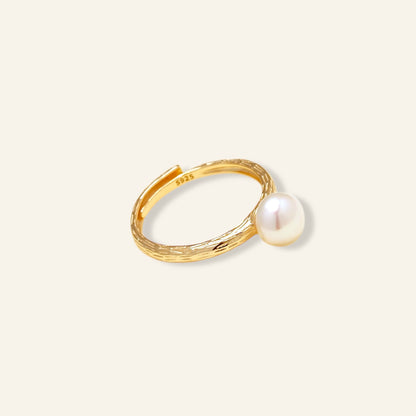 Gold ring with a pearl 