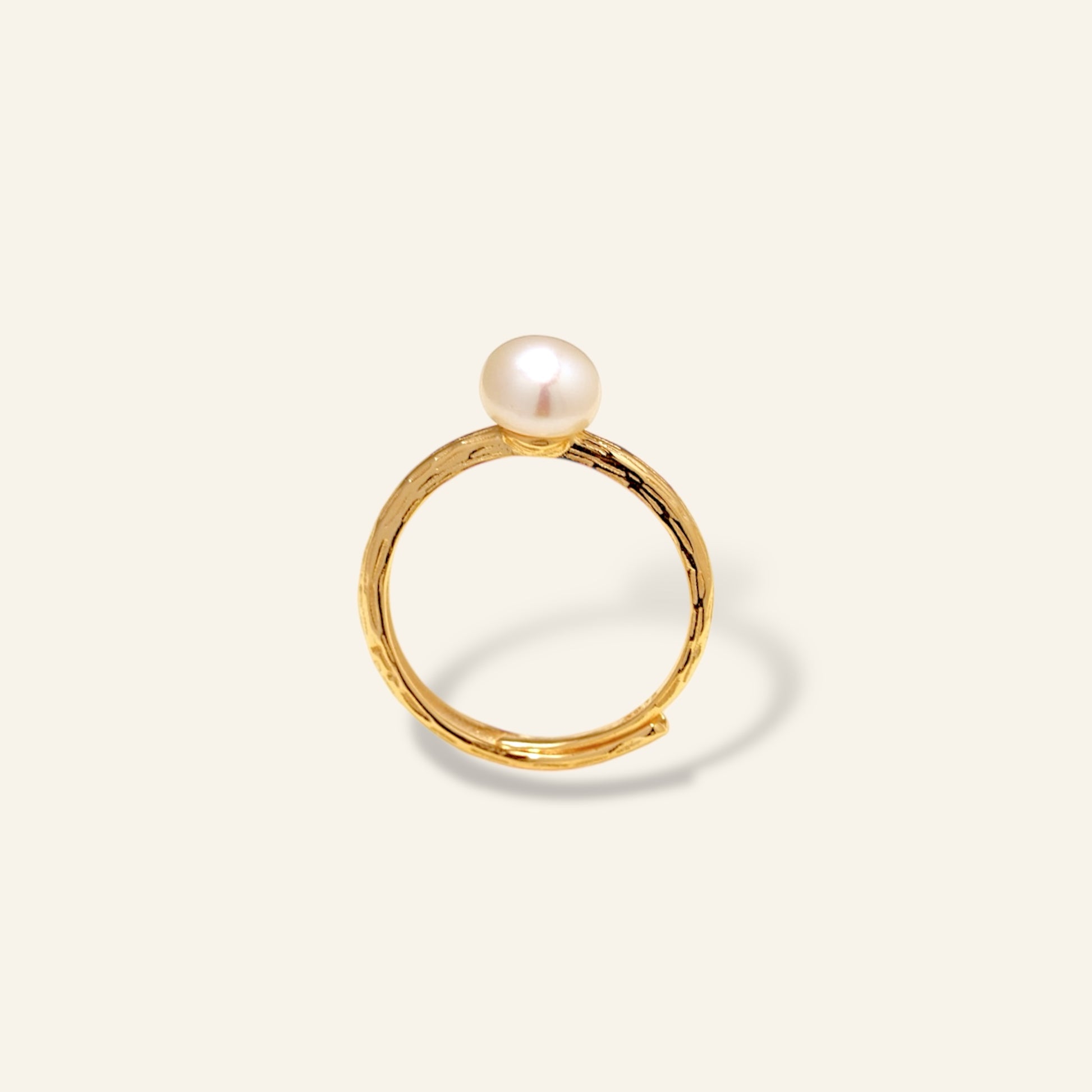 Gold ring with a pearl 